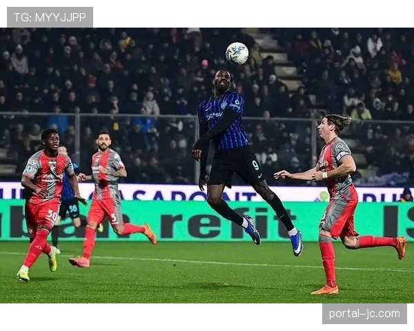 国际米兰客场2-0击败克雷莫内塞，泽林斯基世界波破门